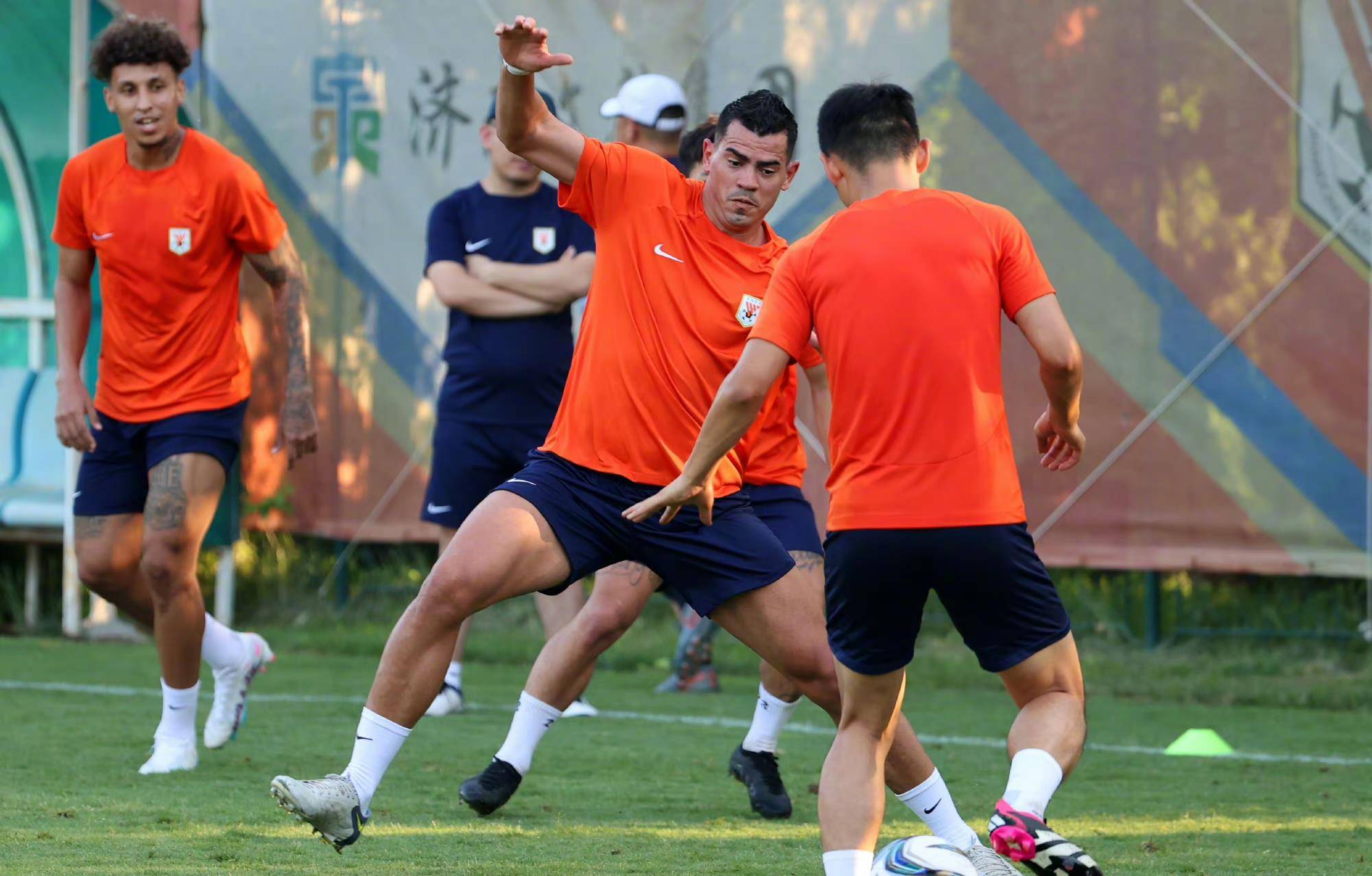 赛后上海申花备战足总杯转会期山东泰山调整名单以备国王杯，这一次真的AC米兰发布备战花絮的简单介绍