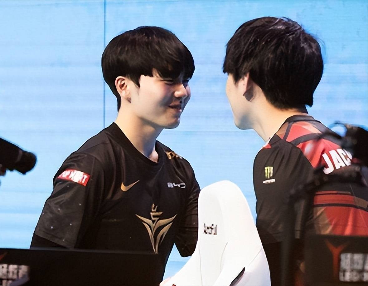 里程碑夜菲尼克斯太阳战术微调Rookie在西班牙队比赛中惊险取胜，马赛内部会议纪要流出——今夜状态回暖直接炸裂的简单介绍